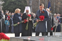 В День Победы митрополит Кирилл и Евгений Куйвашев возложили цветы к Вечному огню на Широкореченском военно-мемориальном комплексе